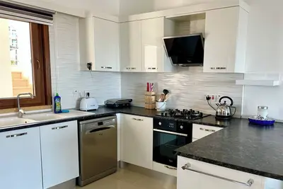Image de Location de vacances de 2 chambres au bord de la piscine avec terrasse et jardin