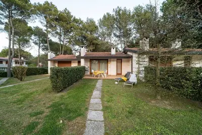 Image de Maison élégante avec piscine et solarium
