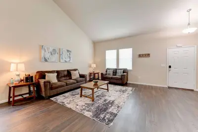 Image de Modern Home Right Next to Tesla