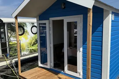 Image de Rent your own unique houseboat for 4 people on the water.