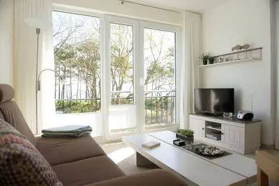 Image de Spacious apartment with covered balcony and sea view, right on the beach