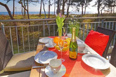 Image de Cozy vacation apartment with balcony and sea view, right on the beach