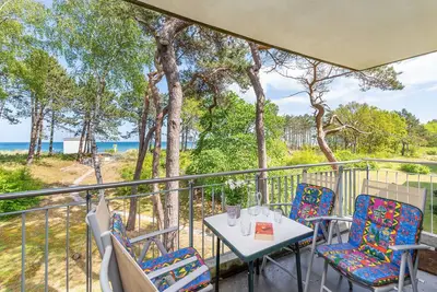 Image de Apartment with balcony and great sea view, right on the beach