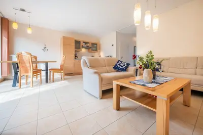 Image de Cozy vacation apartment with southwest-facing terrace, direct beach location