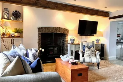 Image de Traditional cottage in rural setting near coast