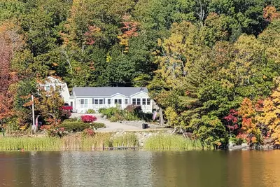 Image de Charming 3-bedroom lake house in Orrington with Wi-Fi, Ac and boat dock.