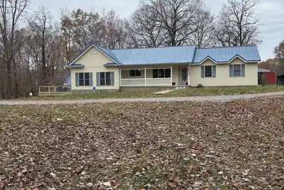 Image de Charming 3-bedroom farmhouse with WiFi, Heat Ac in wonderful Stonefort Illinois.