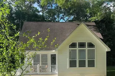 Image de Charming 2-Bedroom Cottage Nestled Under Oak Trees