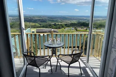 Image de Stunning views. Countryside walks or cycle trails. Nearby pubs and music venues