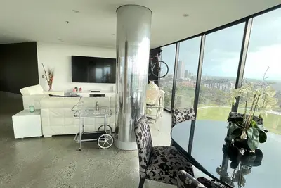 Image de Top floor Grand Prix track and lake view penthouse