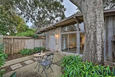 Image de Mid-Century Steps from Miramar Beach, Private Yard in Montecito