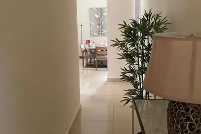 Image de Cozy Family Room in  Abu Dhabi with Bed Space and living Room Space