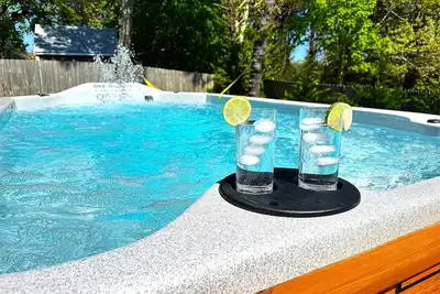 Image de Luxurious 4 Bd/2 Ba Main house with Spa-pool and Separate 1 Bd/1 Ba Apartment