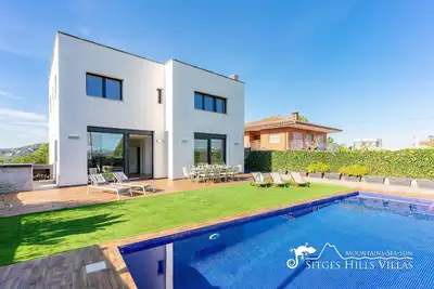 Image de Villa Divina moderne avec piscine privée près de Sitges