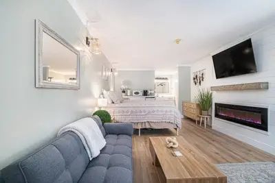Cozy Studio Retreat on Golf Course -Near Schuss Mountain, Pool & Hot Tub Access!