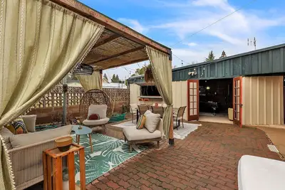 Image de New! Brick & Creek House (3-Bedroom Home) with Pool