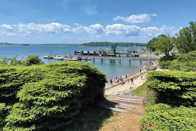 Charming waterfront 2-bedroom apartment on Peaks Island with WiFi, Ac