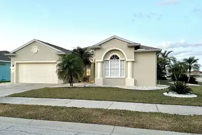 Image de Charming Lakeview Home, Heated Saltwater Pool, WiFi, All New Furniture