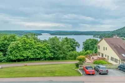 Image de Spacious 4-bedroom house with WiFi and Ac in charming McHenry