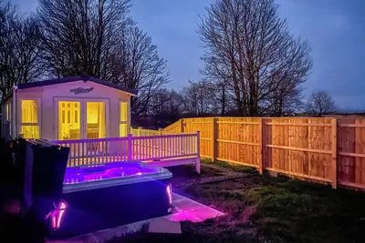 Image de We love this lakeside lodge with views over the lake and beyond to open countryside.