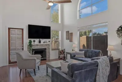 Image de Bright Modern Ahwatukee Loft type Home, Pet friendly, Walk to All