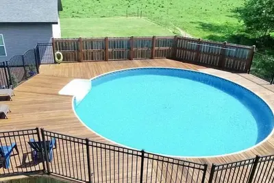 Image de Charming 4-bedroom farmhouse in Eldon with pool, hot tub & firepit!