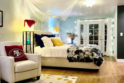 Image de Spacious East Sacramento Cottage with Office, Yard & Fast WiFi