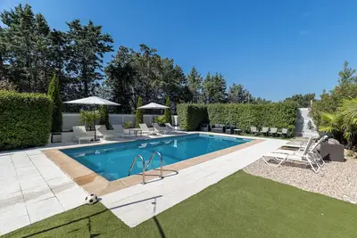 Maison de campagne \"Avalon 102\" avec vue sur les montagnes, piscine privée et Wi-Fi