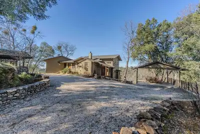 Image de 35 acres with a Charming 2-bedroom house in Sutter Creek with WiFi and Ac