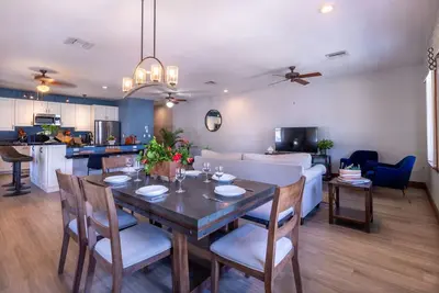 Image de Stuarts Notorious Hideaway, Lively Downtown Vibe