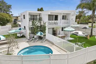 Image de Entire complex 4 self contained Villas. Outdoor entertaining space with pool.