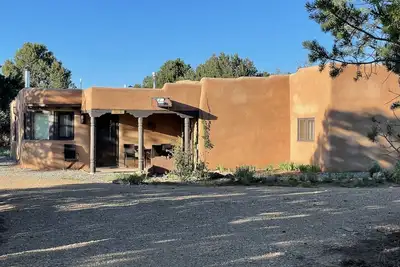 Image de Gorgeous, Romantic Adobe Home between Taos & Ojo Caliente Spa!