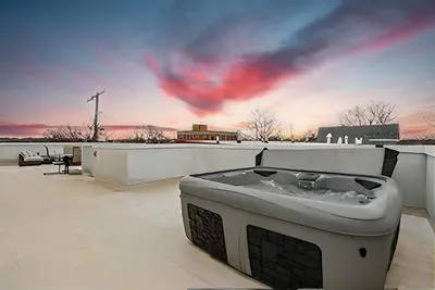 Image de Modern Oasis in Columbus with Hot Tub on Roof with City Views