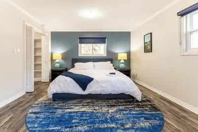 Image de 5 Bedrooms | Sleeps 12 | 2 Suites | Free Parking | Pet Friendly