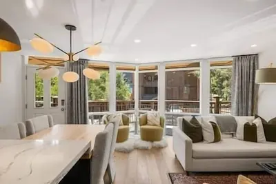 Image de Stunning 2 Bedroom Condo, By Gondola, Location!