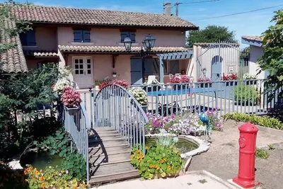 Image de Maison au pied du Beaujolais avec piscine idéal pour les familles
