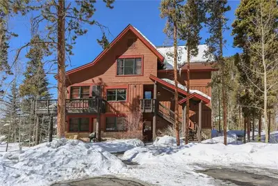Image de Cozy mountain getaway. Fireplace. Hot tub and pool