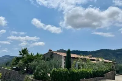 Image de La véritable Dolce Vita, villa avec piscine à débordement entourée d'oliviers
