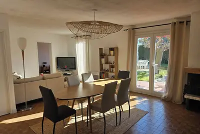 Image de Maison familiale spacieuse avec grand jardin ombragé  à 400 m de la plage à pied