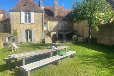 Image de '' Maison Maleville '' au coeur de la Bastide de Domme dans un calme absolu.