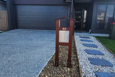 Image de 15 minutes to Australia Zoo. \nClose to the beaches\nCentral location.