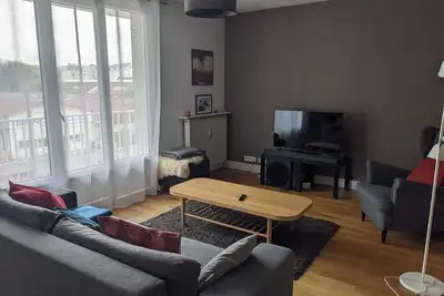 Image de Calme t2 Oullins en face d'un parc et proche métro