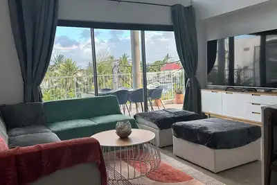 Appartement Neuf avec Piscine, 3 Chambres, à pieds à la Mer.
