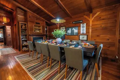 Image de Large cabin on a quiet. 5 acres! Game room, hot tub, sauna, fire pit, etc.