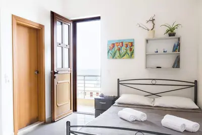 Image de Single studio with Kitchen, 3 minutes (by foot) to the Beach & Hiking paths.