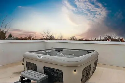 Image de Pristine Mid Cen Mod Home I Game Room I Hot Tub on Terrace with City Views