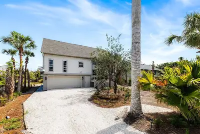 Image de Modern Charm Awaits: Your Sanibel Getaway with Exclusive Private Beach Access