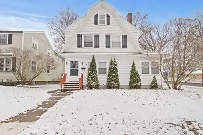Image de 3-Bedroom Private Home with Game Room, Fully Fenced, Near Lake Ontario Shoreline