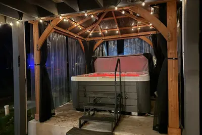 Image de Charming 4-bedroom house with Hot tub, Game room, Poker and pool table