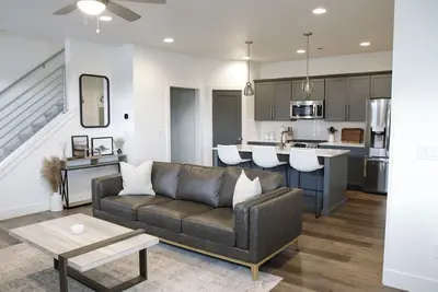 Image de Modern Meridian Retreat - Spacious 4 Bedroom - Walkable Downtown